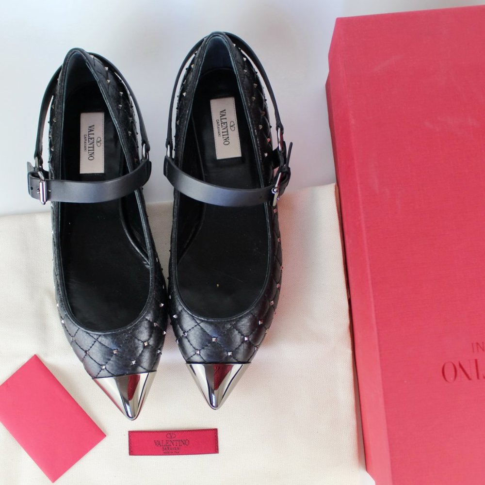 Gently used Valentino Garavani Rockstud Quilted Flats, EU 38, Black
